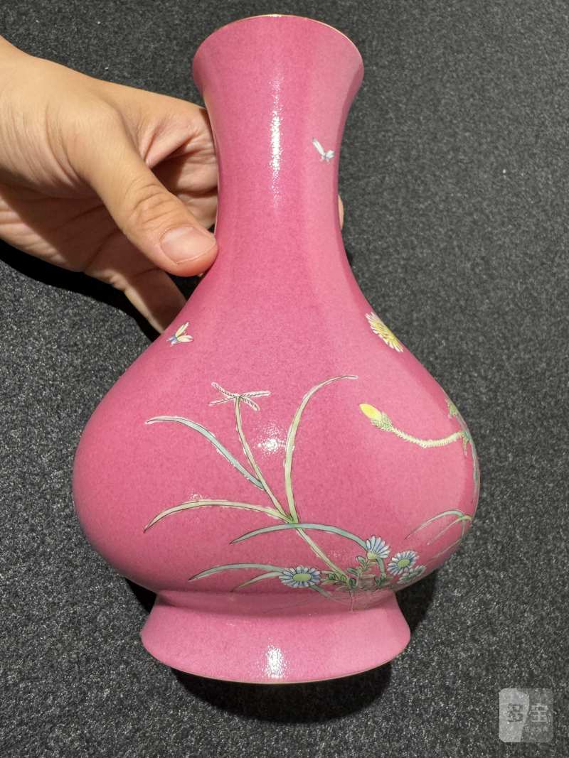 清晚期 胭脂红地粉彩蝶恋花纹瓶 - 图6
